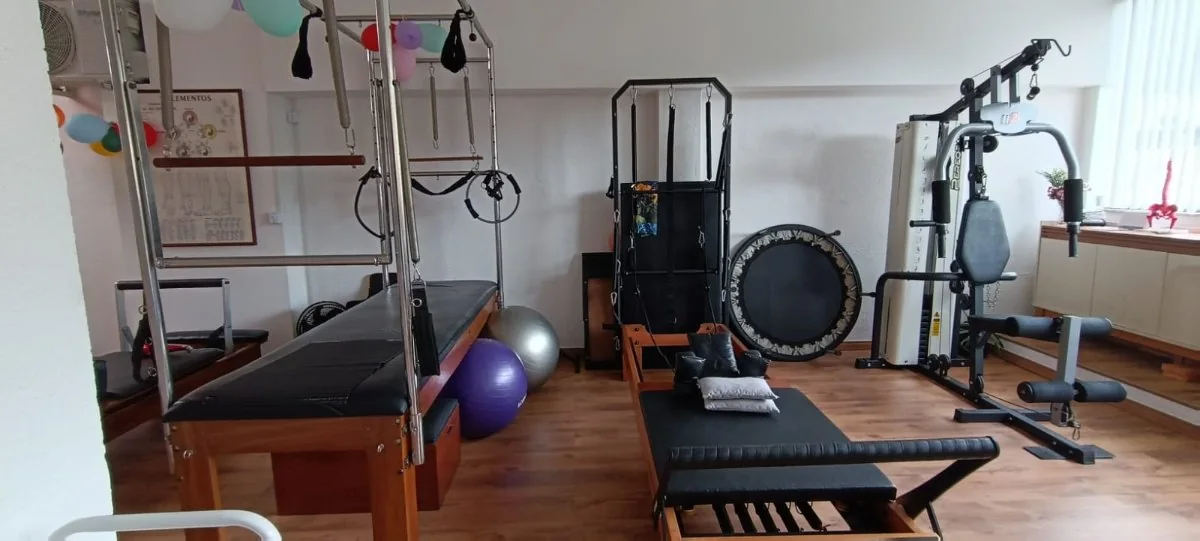 Sala de Pilates com Cadillac e equipamentos completos