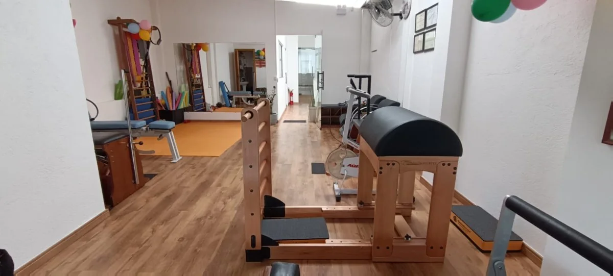 Sala com Pilates Chair e barras de apoio