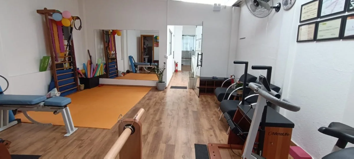 Área de tratamento com barras e espelhos